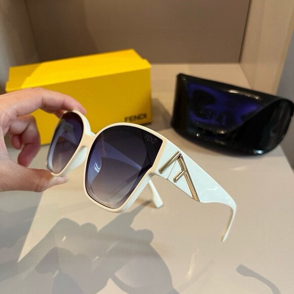 FENDI FF Logo Oversize Sunglasses - Picture 5 of 7
